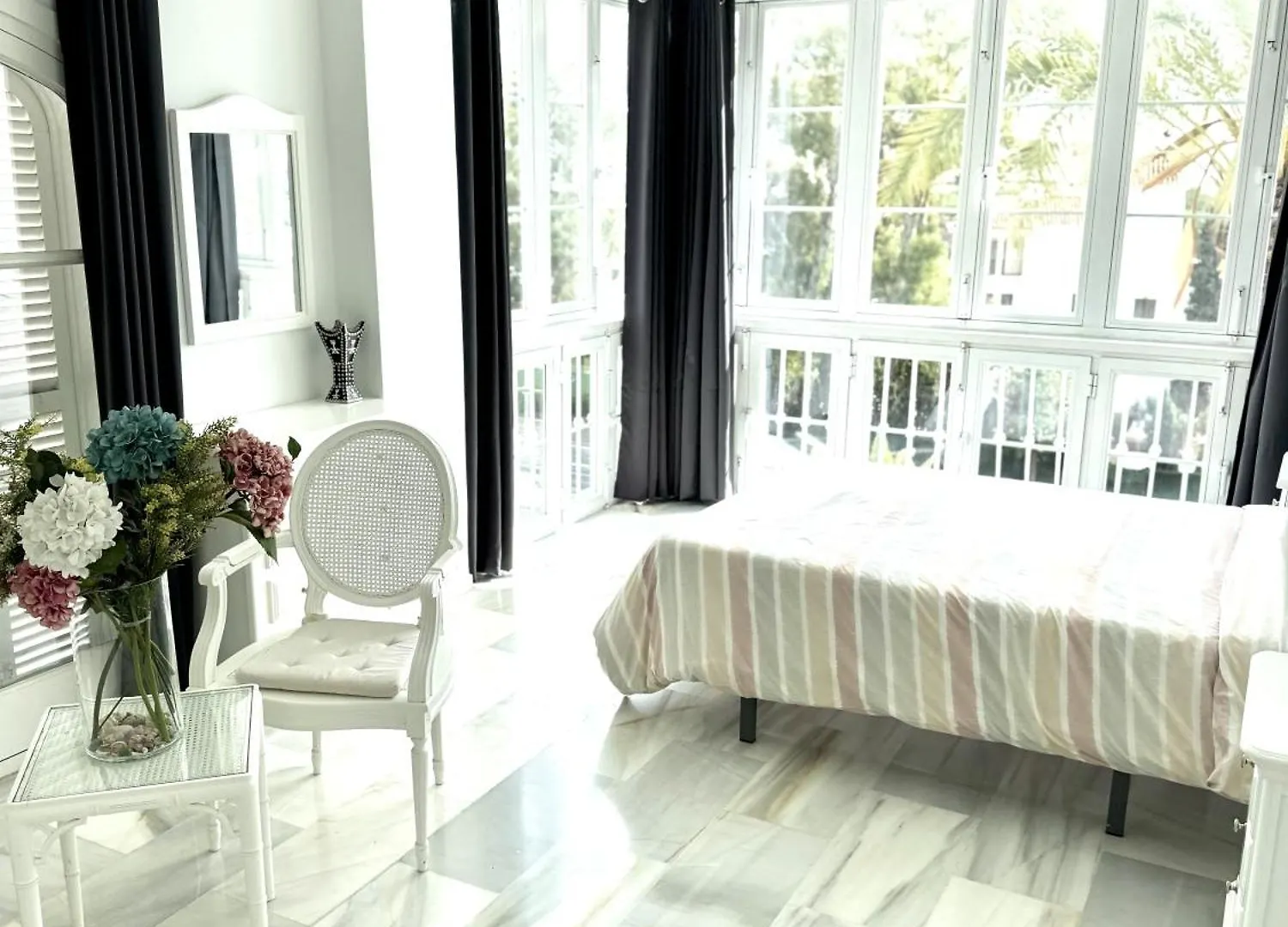 Amplio Y Luminoso Apartamento En Puerto Banus Marbella Spain