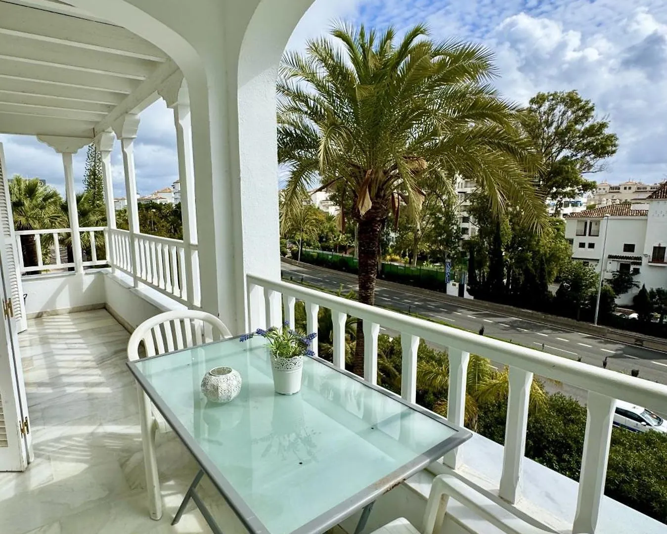 Amplio Y Luminoso Apartamento En Puerto Banus Marbella